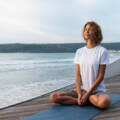 Respiración consciente en yoga para personas mayores