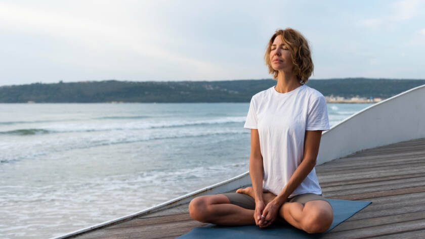 Respiración consciente en yoga para personas mayores
