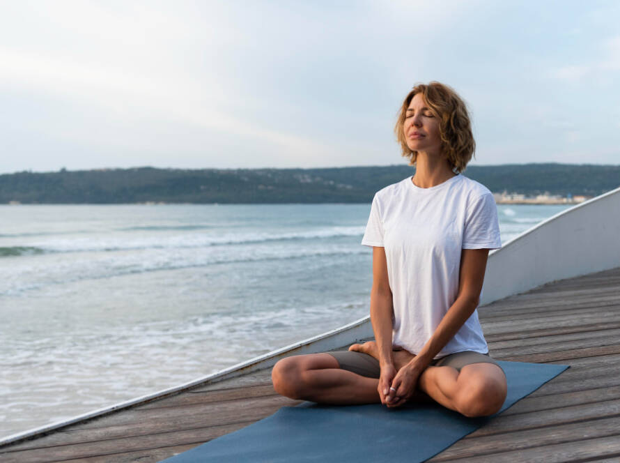 Respiración consciente en yoga para personas mayores